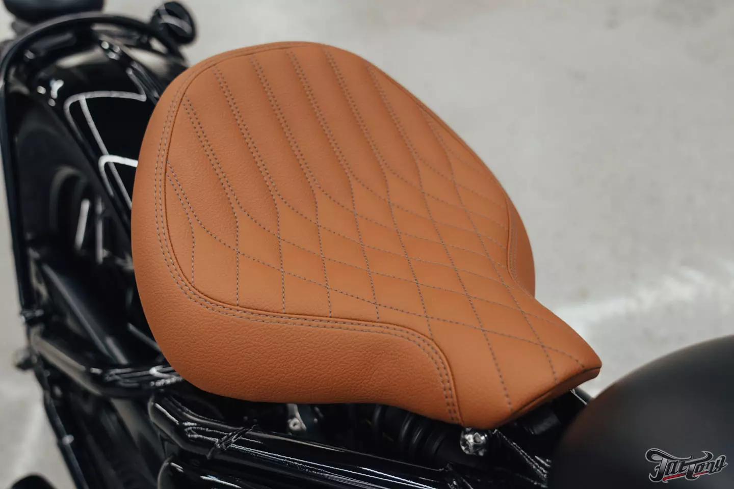 Поработали над выхлопной системой Triumph Bonneville Bobber 1200 и перешили на него сиденье